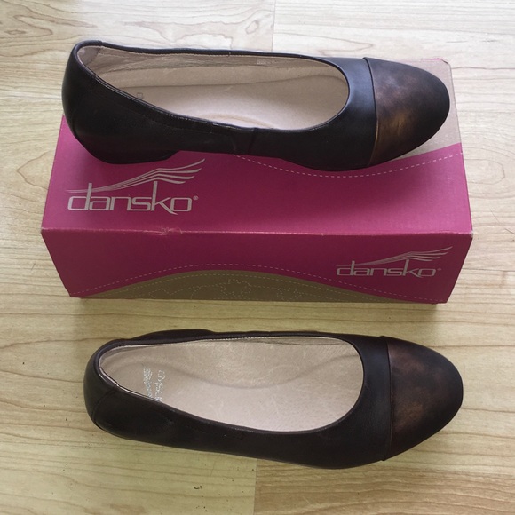 Dansko Shoes - Dansko Lisanne Burnished Nubuck Flat